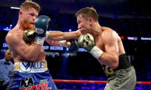 Golovkin propina un derechazo a Canelo durante el choque en septiembre de 2017.