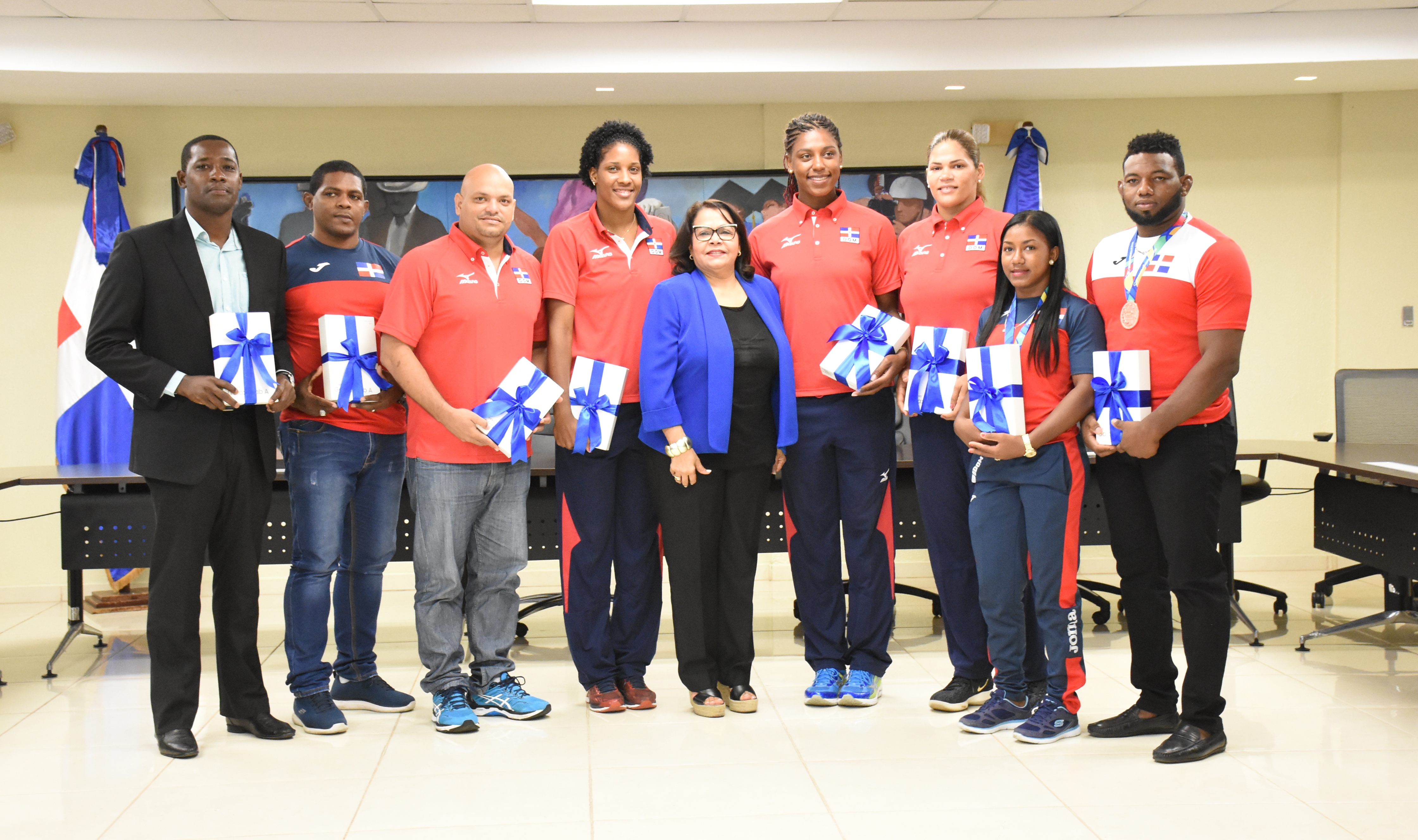 La rectora de la UASD, Emma Polanco Melo, juento a estudiantes ganaron medalla en Colombia