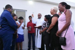 El alcalde de Santo Domingo Norte, René Polanco al momento de entregar la Casa Curial, de la Diócesis Nuestra Señora del Carmen, en el sector Haras Nacionales.