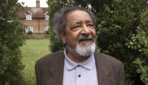 Foto de archivo del 11 de septiembre de 2001 del novelista británico V.S. Naipaul, premio Nobel de Literatura, que falleció en su casa en Londres a los 85 años, dijo su familia el sábado 11 de agosto de 2018. (AP Foto/Chris Ison).