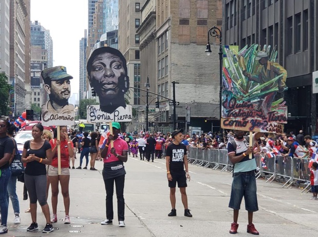 Un grupo de dominicanos protestó con letreros la presencia haitiana