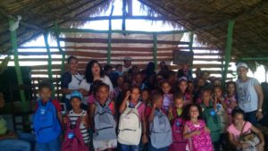Niños de comunidad de Santiago Rodríguez reciben útiles escolares