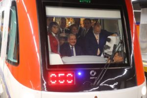 Danilo Medina en uno de los vagones de la Línea 2B del Metro de Santo Domingo.