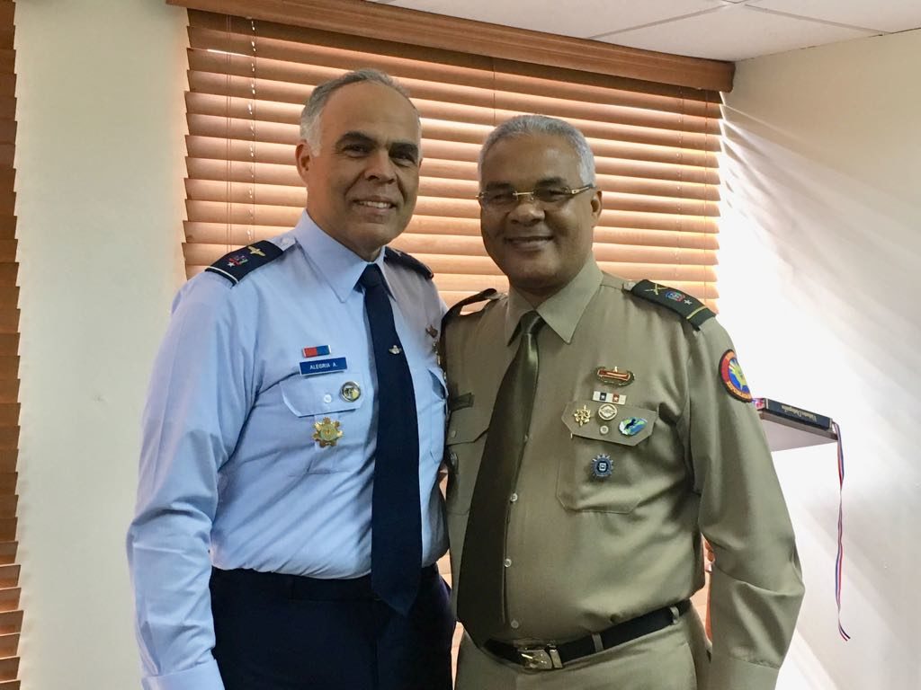 El general de Brigada Francisco Radhamés Mones Fernández, derecha, junto al director saliente general de brigada piloto, Rafael Antonio Alegría Arias.