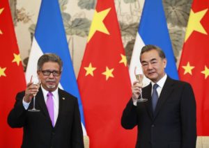 El ministro de Exteriores de El Salvador, Carlos Castaneda, y su homólogo de China, Wang Yi, brindan para conmemorar el establecimiento de relaciones comerciales entre los dos países, en Beijing, China, el 21 de agosto de 2018. (AP Foto/Mark Schiefelbein)