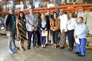 Max de Soto, viceministro de la Presidencia, junto a Keren Rodríguez, y los representantes de los hospitales que recibieron el donativo de Aduanas.