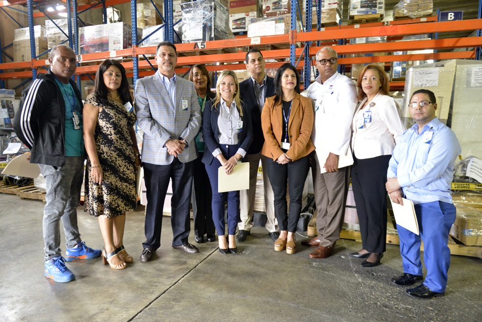 Max de Soto, viceministro de la Presidencia, junto a Keren Rodríguez, y los representantes de los hospitales que recibieron el donativo de Aduanas.