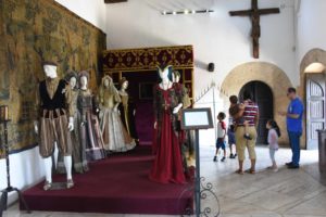 Cientos de personas visitan la Ciudad Colonial donde se celebra este sábado la Noche Larga de los Museos