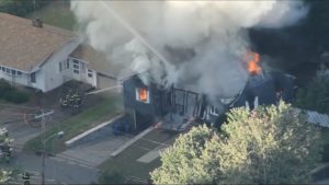 Casas en llamas en Boston por explosiones de gas en serie.