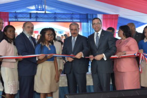 El presidente Danilo Medina corta la cinta y deja inaugurado un moderno politécnico en la comunidad Brisas de Caucedo, en Andrés Boca Chica