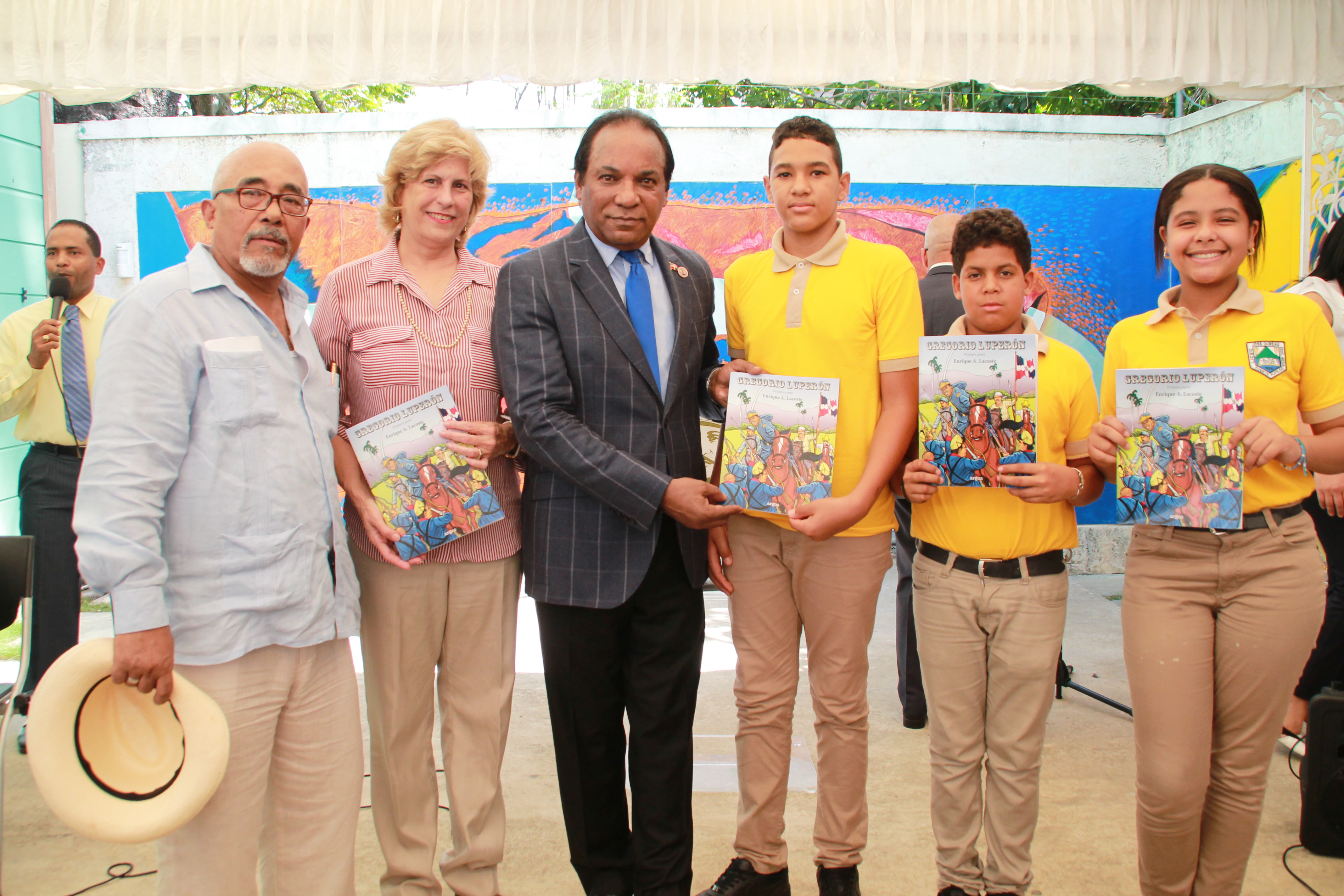 Enrique Lacoste, Rosa García Crespo, Jorge Zorrilla y estudiantes, durante la entrega de historietas de Gregorio Luperón en Puerto Plata