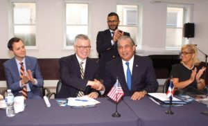 El cónsul Carlos Castillo junto a Jim McGreevey, tras la firma del acuerdo.