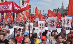 Varias miles de personas se concentraron en el centro de Moscú en una manifestación organizada por el Partido Comunista contra el aumento de edad de jubilación