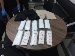 Láminas de cocaína decomisadas a dos extranjeros en el AILA 