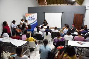 Leslie Núñez, de Infotep mientras imparte taller