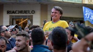 Jair Bolsonaro, uno de los candidatos presidenciales punteros de Brasil, en el momento que fue apuñalado.