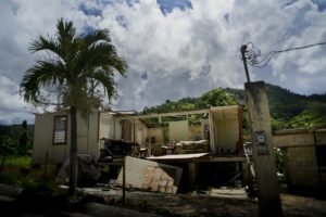 En esta fotografía del 8 de septiembre de 2018 se muestra una casa que quedó abandonada tras el paso del huracán María hace un año en Morovis, Puerto Rico. (AP Foto/Ramon Espinosa)