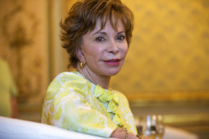 En esta foto del 5 de junio del 2017, la escritora chilena Isabel Allende posa tras la presentación de su más reciente libro, 