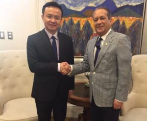 Recibiendo la honorable visita de su Excelencia el Embajador de China Zheng Run en el Senado de la República.