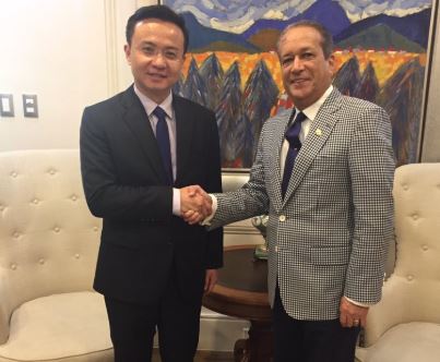 Recibiendo la honorable visita de su Excelencia el Embajador de China Zheng Run en el Senado de la República.