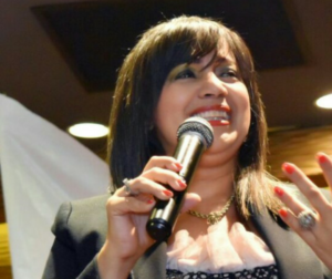 La comunicadora Mayra Holguín conduce el programa radial Buenos Negocios por CDN Radio.