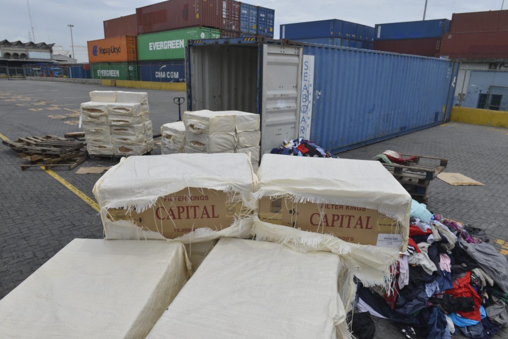 Contrabando millonario de cigarrillos decomisado por Aduanas en Haina Oriental