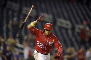 Juan Soto, de los Naciones de Washington lanza el bate tras pegar un sencillo remolcador en el octavo inning del juego de la MLB que enfrentó a su equipo con los Cerveceros de Milwaukee, el 2 de septiembre de 2018, en Washington. (AP Foto/Nick Wass)