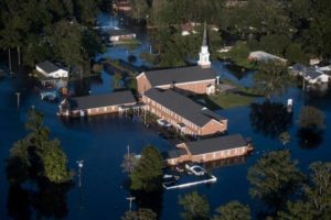 Decenas de casas están rodeadas de agua tras el paso del huracán Florence en el condado de Pender, Carolina del Norte, el sábado 22 de septiembre de 2018. (Kristen Zeis/The Virginian-Pilot vía AP)