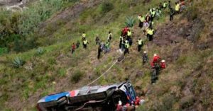 Autobús cae a un abismo en Ecuador