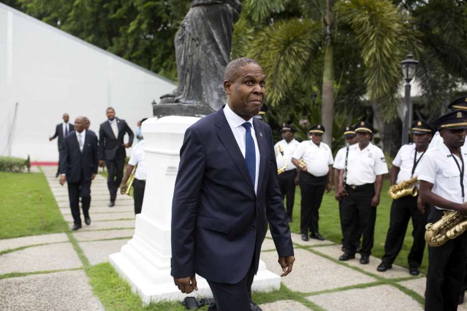 El nuevo primer ministro de Haití, Jean-Henry Ceant, camina después de su ceremonia de ratificación en el palacio nacional de Puerto Príncipe, Haití, el lunes 17 de septiembre de 2018. (AP Foto/Dieu Nalio Chery)