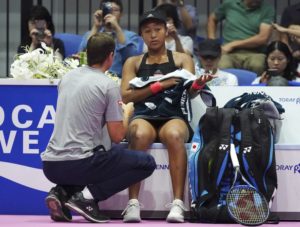 La japonesa Naomi Osaka (derecha) recibe instrucciones de su entrenador Sascha Bajin durante su partido contra la checa Karolina Pliskova en la final del Abierto PanPacífico en Tokio, el domingo 23 de septiembre de 2018. (AP Foto/Eugene Hoshiko)