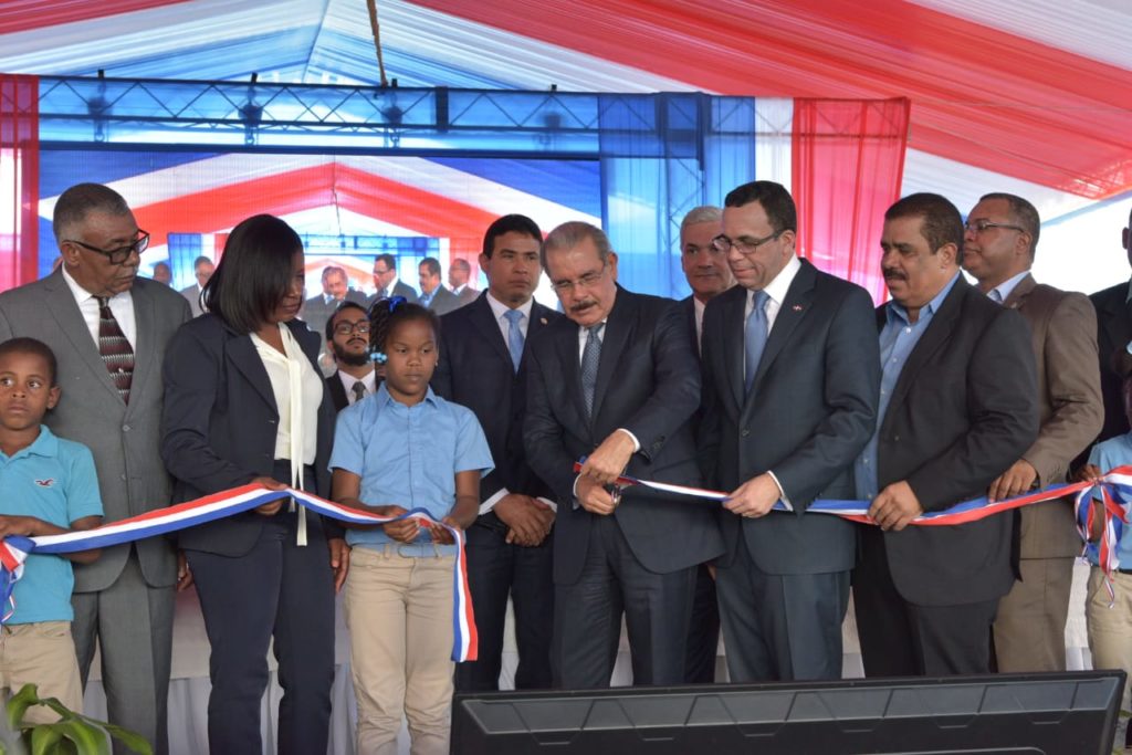 El presidente Danilo Medina deja inaugurado un centro estudiantil en Elías Piña