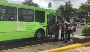 Pasajeros abordan un autobús del corredor piloto de la OMSA en la Abraham Lincoln