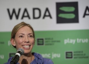Beckie Scott, presidenta de la comisión de deportistas de la Agencia Mundial Antidopaje, ofrece una conferencia de prensa en Calgary, Canadá, el 5 de junio del 2018.