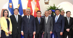 Canciller Miguel Vargas junto a miembros delegación china y funcionarios del Mirex.