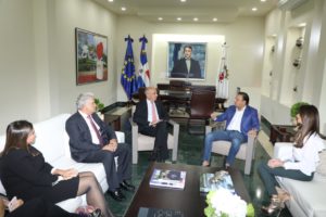 El alcalde de Santiago, Abel Martínez, el embajador de la Unión Europea, Gianluca Grippa y el presidente de la Aro & Pedal, Juan Luis Rodríguez.