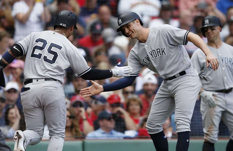 Gleyber Torres (25) de los Yanquis de Nueva York festeja tras batear un jonrón de dos carreras con Greg Bird durante el cuarto inning del juego ante los Medias Rojas de Boston, el sábado 29 de septiembre de 2018. (AP Foto/Michael Dwyer)