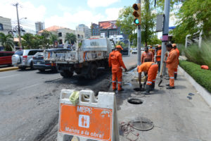 Brigadas MOPC limpian imbornales en el Gran Santo Domingo.