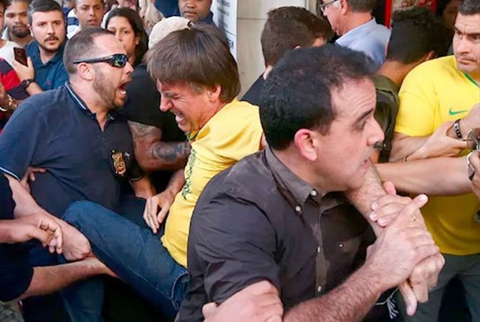 El candidato presidencial Jair Bolsonaro, tras se apuñalado en Brasil. Foto cortesía de El Impulso.
