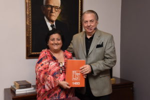 Linda Roca entrega al ministro de Cultura, Eduardo Selman,el documento remitido a la UNESCO para solicitar que el Sitio Arqueológico La Isabela sea declarado Patrimonio Mundial.