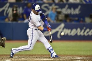 En esta fotografía de archivo del 22 de mayo de 2018, Josh Donaldson de los Azulejos de Toronto batea un doble frente a los Angelinos de Los Ángeles, en Toronto. Los Indios de Cleveland adquirieron a Donaldson. (Frank Gunn/The Canadian Press vía AP).