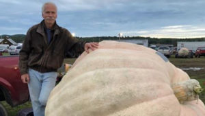 Steve Geddes, junto a la calabaza que cultivó.