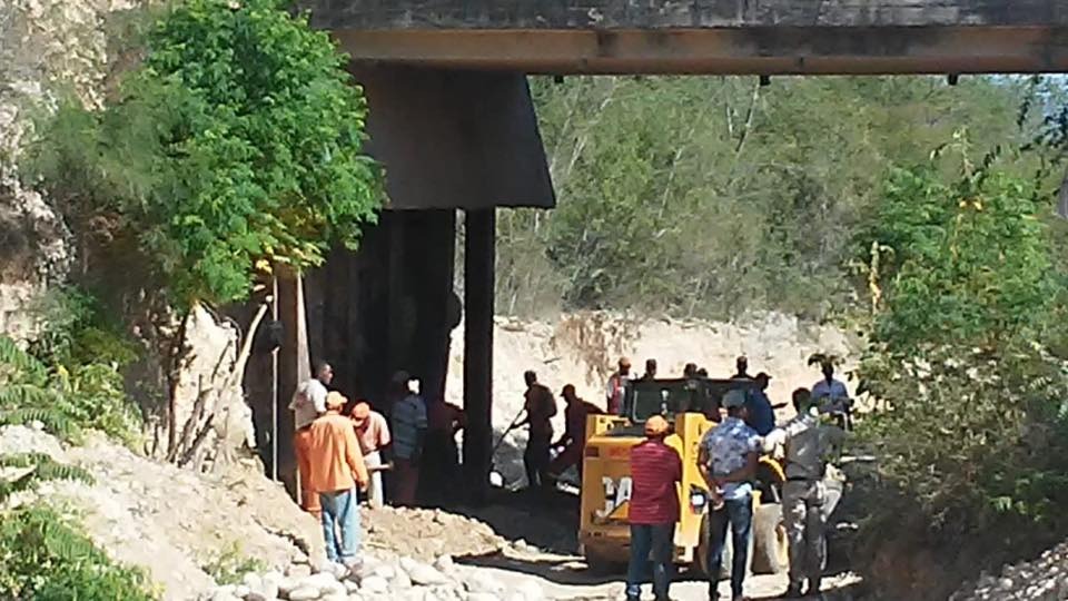 MOPC envía equipos para puente en Polo, Barahona