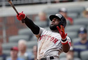 Brandon Phillips de los Medias Rojas de Boston tras conectar un jonrón de dos carreras para darle la victoria 9-8 a su equipo ante los Bravos de Atlanta, el miércoles 5 de septiembre de 2018. (AP Foto/John Bazemore)