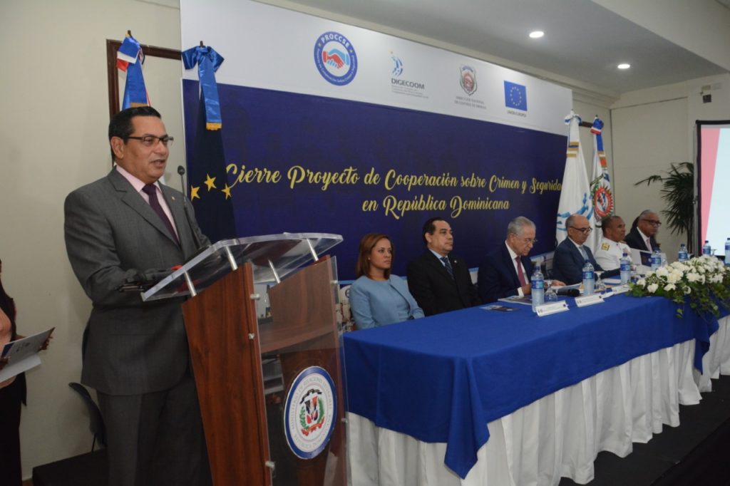El presidente de la DNCD, mayor general, José E. Matos de la Cruz y los embajadores de la Unión Europea en el país