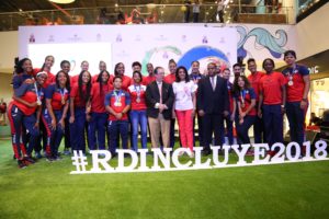 La primera Dama Cándida Montilla de Medina junto a participantes durante el inicio de la promoción del Invitacional Mundial de Tenis de Olimpiadas Especiales