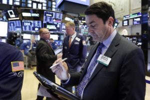 El corredor Mark Muller en la Bolsa de Valores de Nueva York, el martes 28 de agosto de 2018. Las acciones cerraron en alza en Wall Street el jueves, 13 de septiembre del 2018, cuando los títulos tecnológicos se recuperaron luego de declinaciones recientes. (AP Foto/Richard Drew)