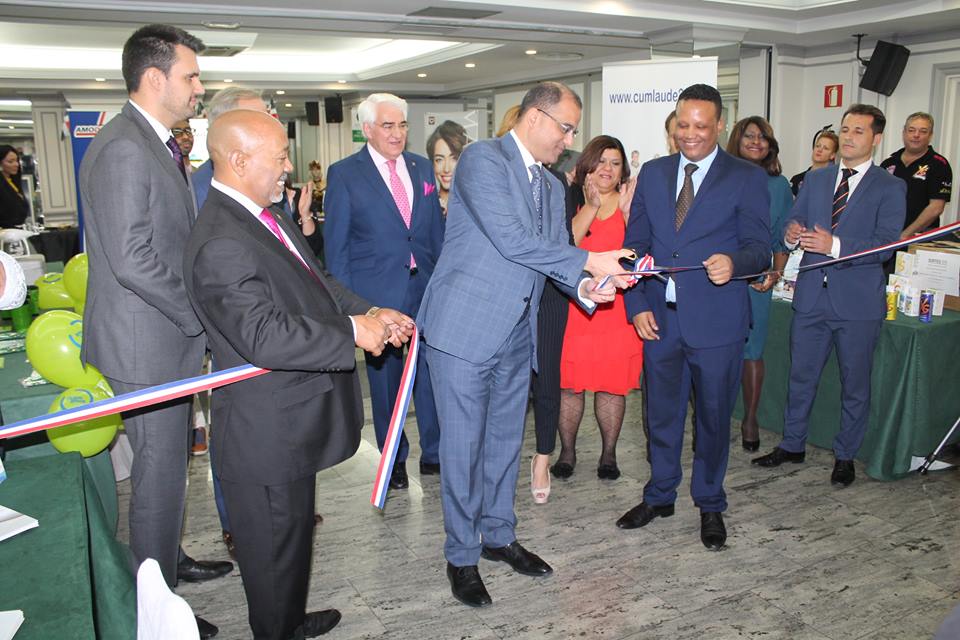 El embajador de la República Dominicana en España, Olivo Rodríguez Huertas, corta la cinta inaugural de la segunda versión de la Feria Dominicana en España