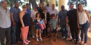 Un grupo de puertorriqueños en una reunión en el parque Eugenio María de Hostos en Santo Domingo, República Dominicana. Foto Primera Hora.com