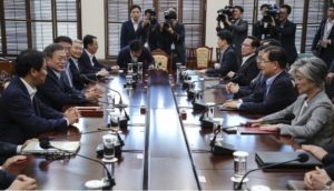 El presidente surcoreano Moon Jae-in, segundo desde la izquierda, preside una reunión en Seúl con sus ministros de seguridad, incluidos el Asesor de Seguridad Nacional, Chung Eui-yong, segundo desde la derecha, y el director del Servicio Nacional de Inteligencia, Suh Hoon, tercero desde la derecha, el día antes de que ambos funcionarios viajaran a Corea del Norte. (Hwang Gwang-mo/Yonhap vía AP)